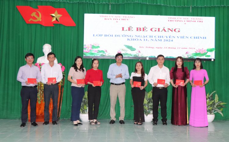 Tiến sĩ Nguyễn Văn Lĩnh trao giấy chứng chỉ cho học viên