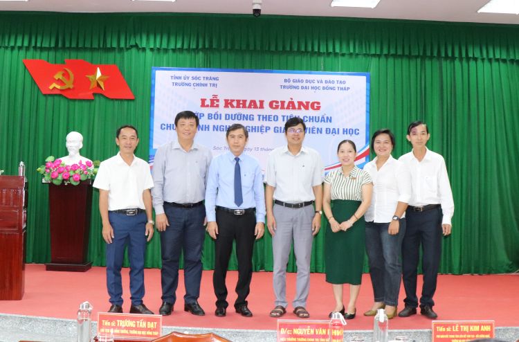 Lãnh đạo Trường Đại học Đồng Tháp và Trường Chính trị tỉnh Sóc Trăng chụp ảnh lưu niệm 