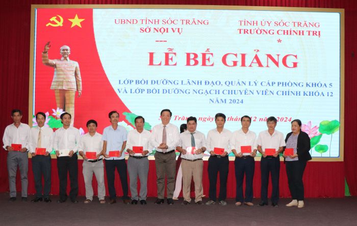 Tiến sĩ Trần Thanh Sang trao giấy chứng chỉ cho học viên lớp bồi dưỡng lãnh đạo, quản lý cấp phòng và tương đương Khóa 5