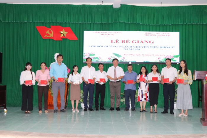 Tiến sĩ Trần Thanh Sang trao giấy chứng chỉ cho học viên