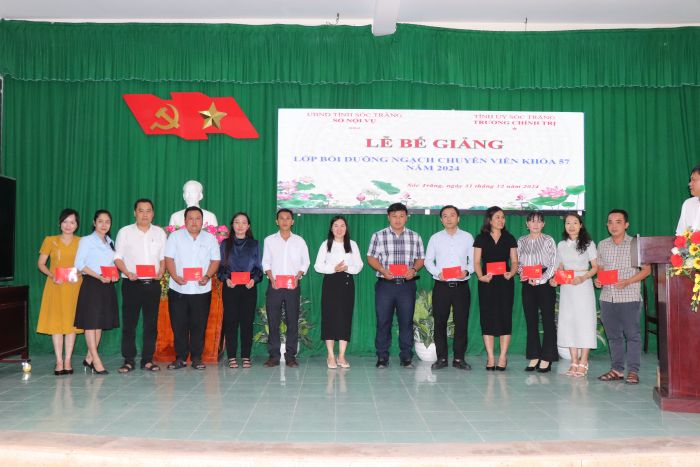 Đồng chí Nguyễn Thị Ái Đoan trao giấy chứng chỉ cho học viên