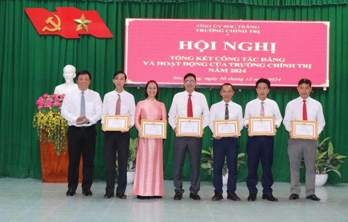 Tiến sĩ Trần Thanh Sang trao bằng khen cho các đảng viên hoàn thành xuất sắc nhiệm vụ năm 2024