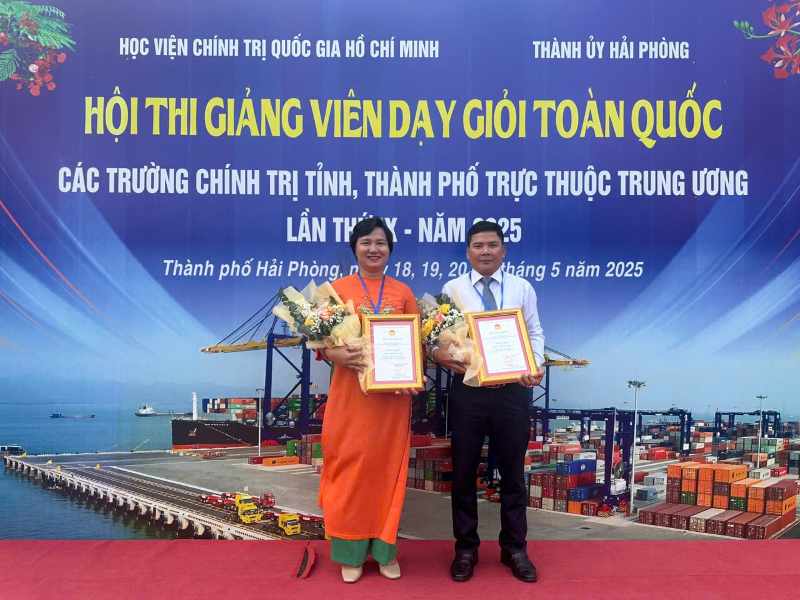 Cô Nguyễn Thị Thúy Hằng và thầy Trần Thanh Tú, đơn vị Trường Chính trị Sóc Trăng tham gia dự thi