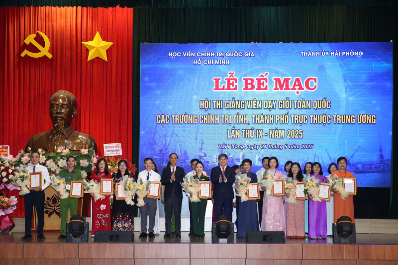 Ban Tổ chức Hội thi trao giấy chúng nhận “Giảng viên dạy giỏi toàn quốc” cho các thí sinh