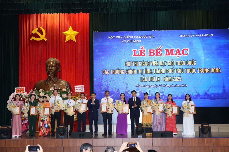 Ban Tổ chức Hội thi trao giấy chúng nhận “Giảng viên dạy giỏi toàn quốc” cho các thí sinh