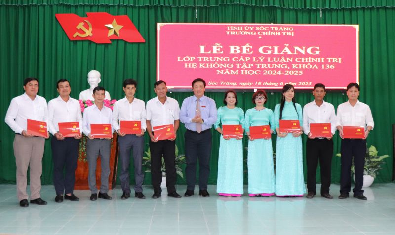Tiến sĩ Trần Thanh Sang trao bằng tốt nghiệp cho học viên