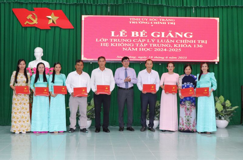 Tiến sĩ Nguyễn Văn Lĩnh trao bằng tốt nghiệp cho học viên