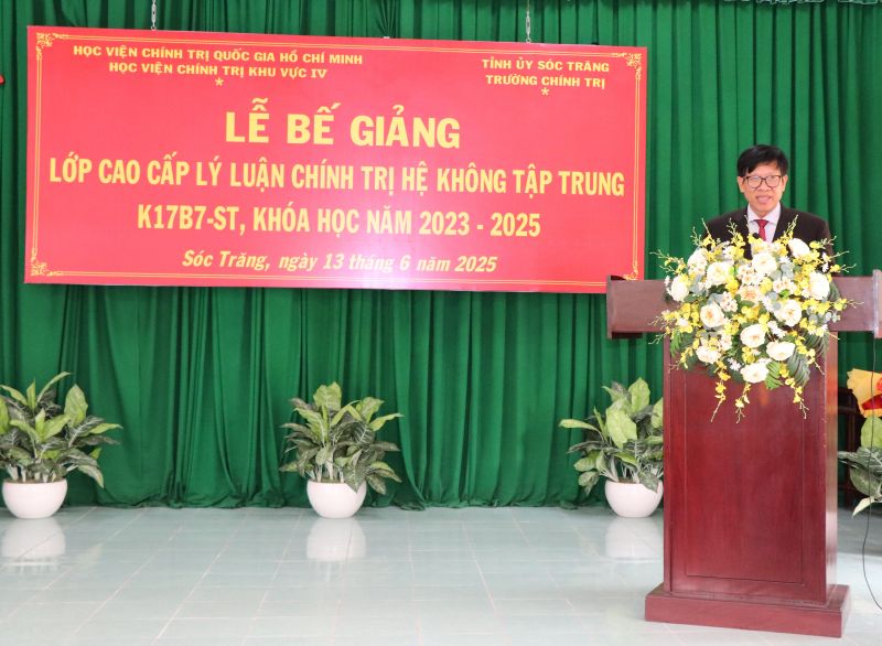 Tiến sĩ Phan Công Khanh trao bằng tốt nghiệp cho học viên