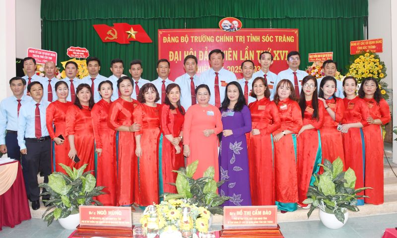 Lãnh đạo Tỉnh ủy Sóc Trăng chụp ảnh lưu niệm cùng với các đảng viên Trường Chính trị tỉnh và đại biểu khách mời