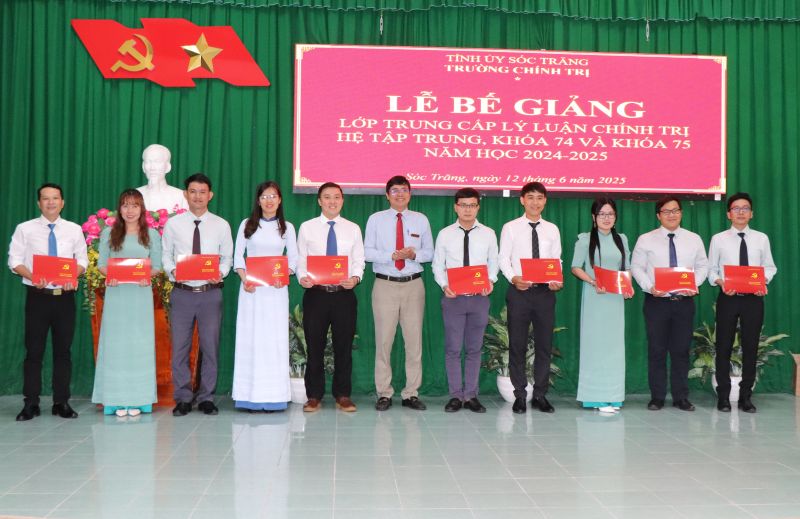 Tiến sĩ Nguyễn Văn Lĩnh trao bằng tốt nghiệp cho học viên